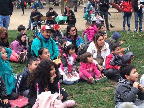 人形劇が始まるとみんな集中して人形劇の世界に入り込みます