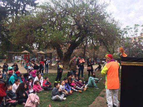 人形劇は人形のための小さな特設ステージが組み立てられ、そこで上演されます