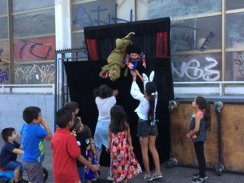 時には人通りの多い路上でも行われる人形劇