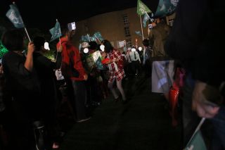 中央の通路から来場するのは…