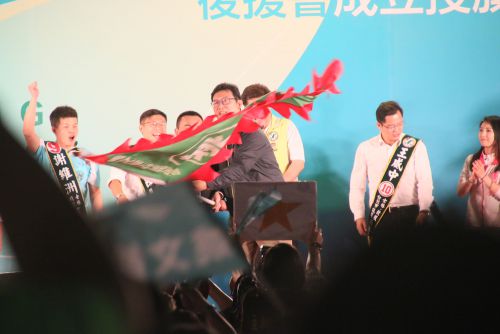 旗を受け取り、振って気勢を上げます