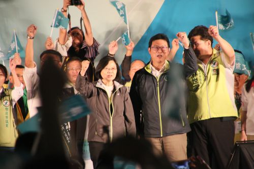 蔡英文（ツァイ・インウェン）総統（右から4人目）