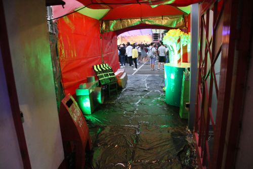 会場へ入る前に通ります