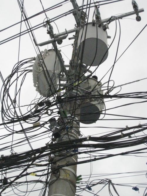 サンパウロ市住宅街の電柱に設置してある変圧器