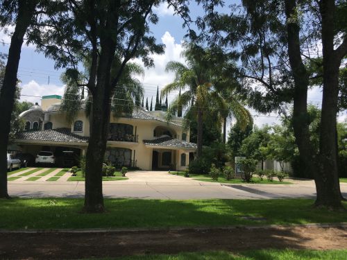 前後左右どこを見ても豪邸ばかりです