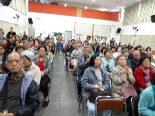 熊本県人会で上演された劇団夢桟敷の「万華鏡」を鑑賞する人々