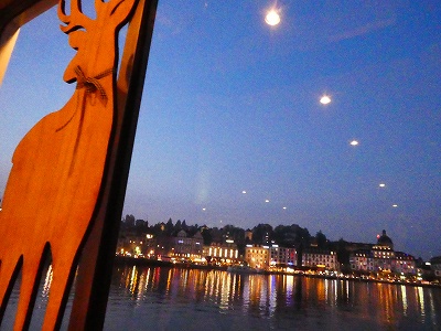 ジビエクルーズの船の内部から。ルツェルンの夜景が神秘的