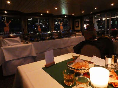 ジビエクルーズ内部。中央にさまざまな狩猟肉と副菜がスタンバイ