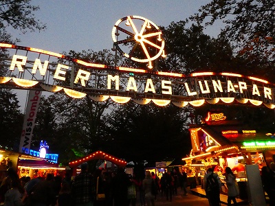 秋のお祭りは屋台がたくさん、移動遊園地もあって楽しい！