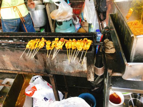 隣には「緑ー」系列の焼き鳥店。意外ともうかっているのかもしれません