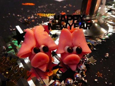 年末には、良い年になるようさまざまなラッキーグッズが販売されます。ブタ、四つ葉のクローバー、煙突掃除人、馬の蹄鉄などが幸運を運んでくれるそう