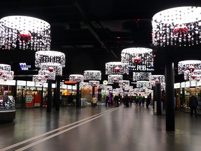 年が明けてもクリスマス飾りでキラキラ（ベルン中央駅）！