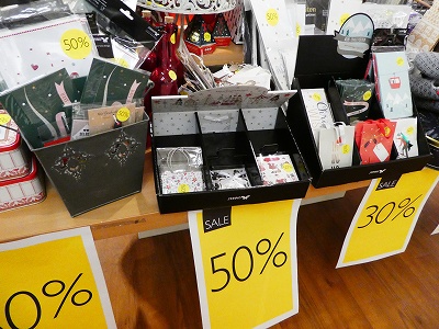 クリスマスの数日後、どこの店も半額札の付いた商品がたくさん！