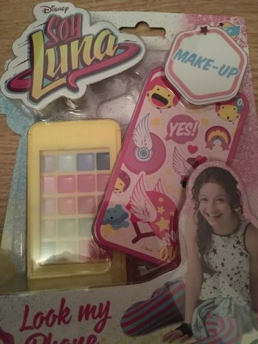 知人の女の子へのプレゼントに購入した子ども用メークパレット。アイシャドウ16色、リップグロス4色です