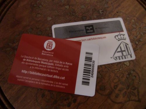 図書館利用カード。身分証明書と住居証明書類を提示すると簡単に発行可能