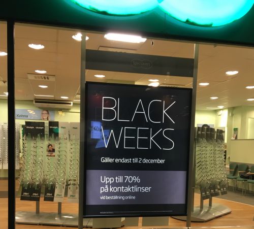 眼鏡店でもコンタクトレンズが最大70%割引き。この店ではブラックウイークの翌週12月2日までセールを続けているようです