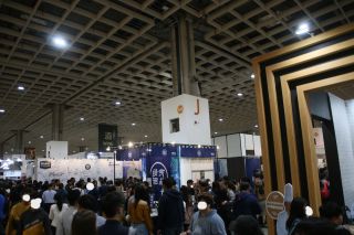 酒展は人が多く集まります