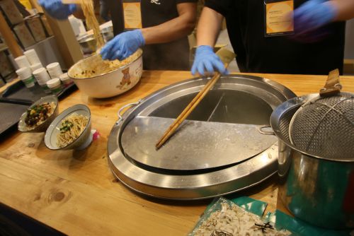 長い列ができている麺の実演試食