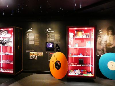 ミュージアム内はクイーンにゆかりの物や曲、映像などいろいろあります