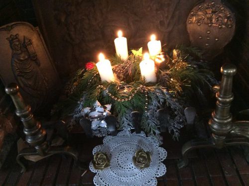 サンタさんが通った後、4本のろうそくに火がともりました