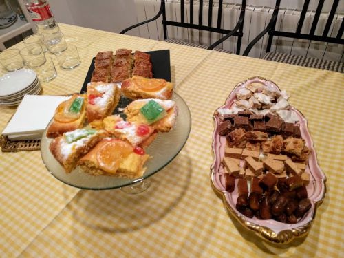 公現祭の日は家族とランチをしロスコンを食べ、夕方は友達と会ってまたロスコンを食べ、クリスマスの締めくくりに当てます