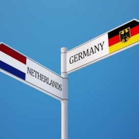 ドイツとオランダの国境に立つ道路標識（看板）