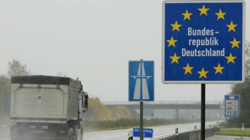 ドイツ国境に入る高速道路の手前に建てられた標識