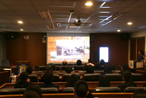 学校紹介の動画を鑑賞中