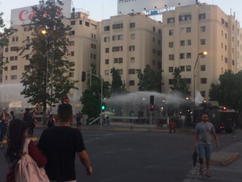 バケダノ駅の中にも向けて放水をする機動隊。観光地でもあるバケダノが一時緊張感が走りました