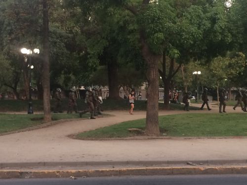 普段はたくさんの子どもたちが遊んでいる公園で、隊列を組む警察官の様子は異様な雰囲気でした