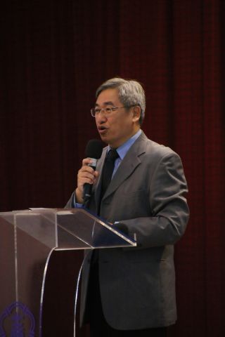 あいさつする曽騰瀧(ツェン・テンロン)校長