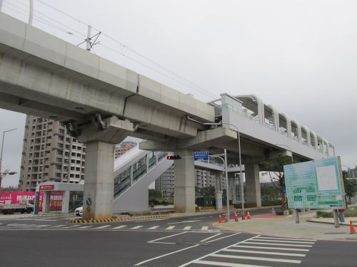 高架駅の淡水行政中心駅（開通式典の会場です）