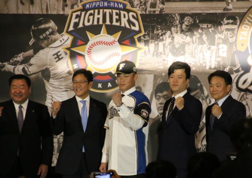 ユニホームを着ての記念撮影