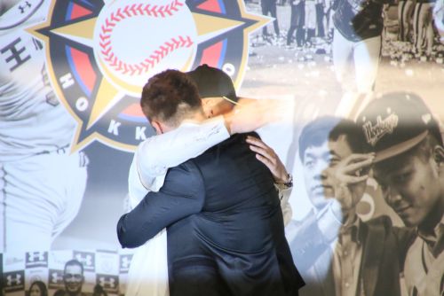 ラミゴのチームメートと抱擁