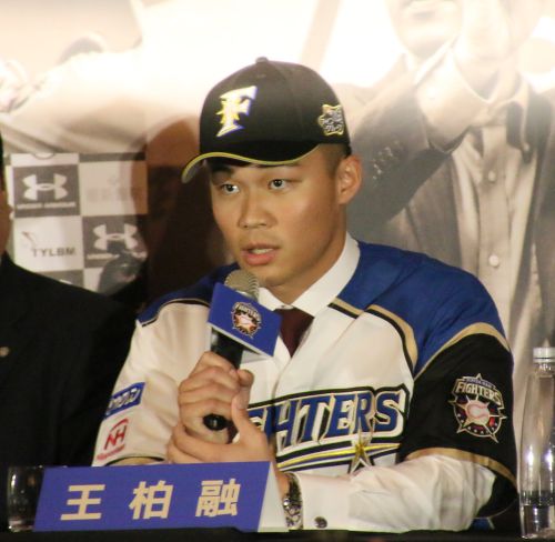 記者の質問に答える王柏融