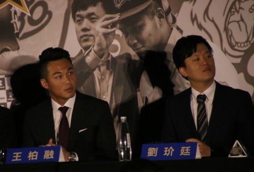 動画を見つめる王柏融（左）と劉玠廷社長兼GM（右）