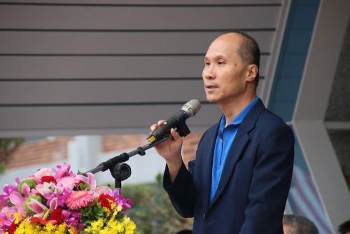 来賓紹介とあいさつを行う徐建國(シュー・ジェングオ)校長