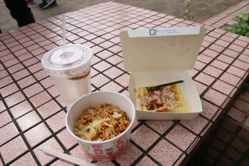 はちみつレモン(左上)、インスタンメンの焼きそば(左下)、野呂…ではなくツナフレークのワッフル(右)