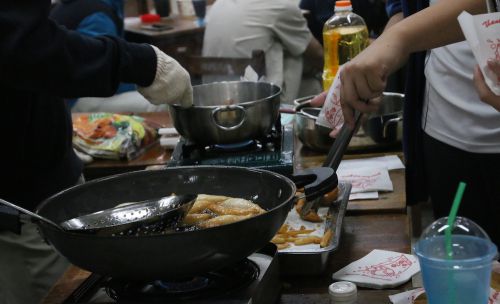 揚げ物を作っているクラスも