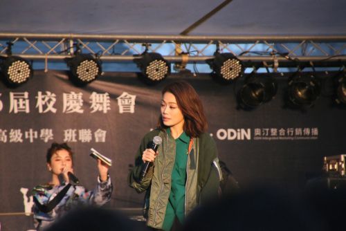 容祖兒(ロンンズーアー、Joey Yung)*右側、左は司会の宇珊