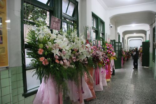 校長室前の廊下に置かれたお祝いの花