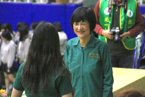 制服姿の楊世瑞校長（右から2人目）