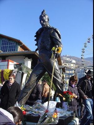 モントルーのレマン湖のほとりにあるフレディ・マーキュリーの像