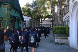 80年以上の歴史がある校舎(右)を見ながら会場へ