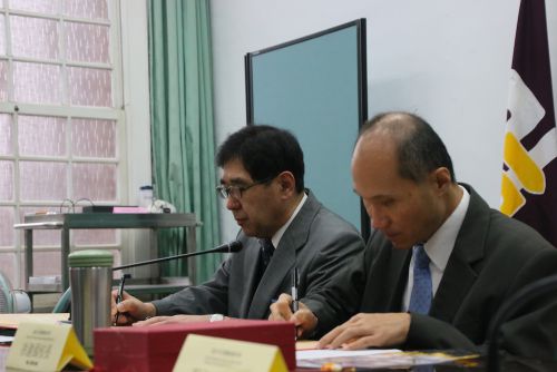 調印式の様子。左が畑野智司校長(松山南)、右が徐建國校長(建國中學)