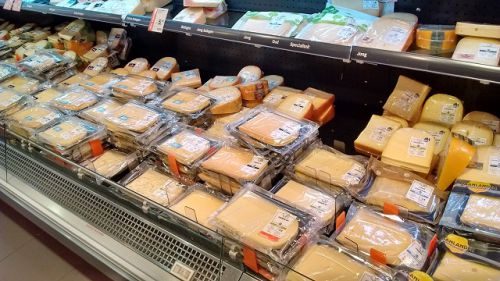 オランダのスーパーのチーズ売り場