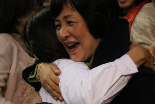 呉麗卿校長と抱擁を交わす先代の楊世瑞(ヤン・シールイ)校長