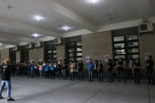 ウオーミングアップを行うマーチングバンドのOGら