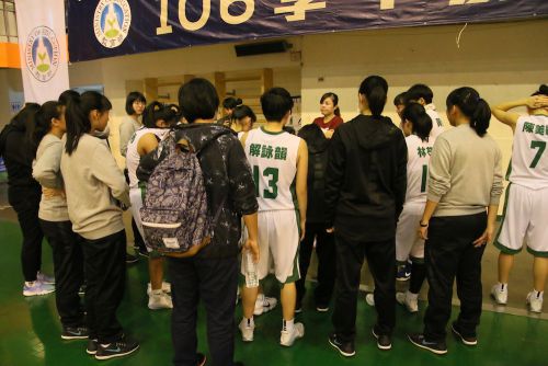 駱燕萍（ルオ・イェンピン）ヘッドコーチ（以下、HC）の元に集まる選手たち