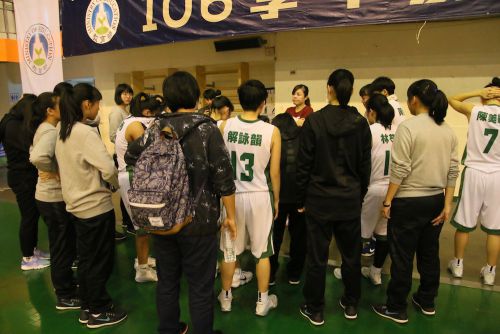 駱燕萍(ルオ・イェンピン)ヘッドコーチ(以下、HC)の元に集まる選手たち
